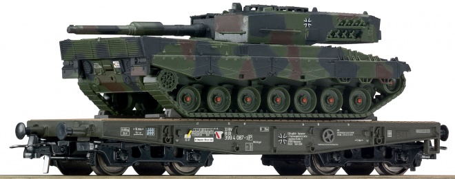 Heavy duty flat car of German Bundeswehr with Leopard 2A4 MBT<br /><a href='images/pictures/Roco/67468.jpg' target='_blank'>Full size image</a>